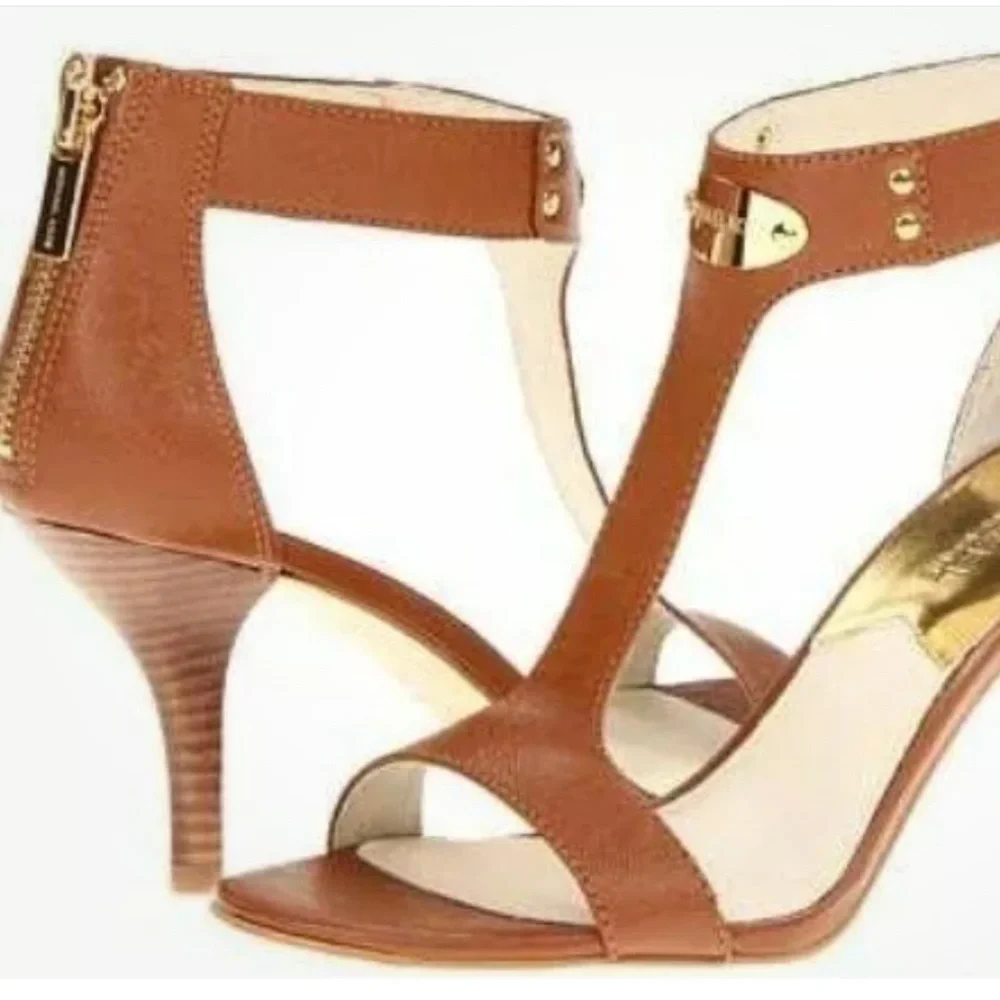 Michael Kors MK Gold Logo Plate T Strap luggage sandal heel Size 6.5